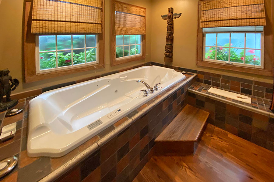 Indian Summer Room's bathtub